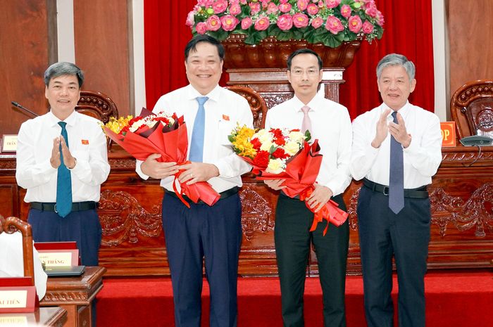 Lãnh đạo tỉnh Đồng Tháp tặng hoa chúc mừng đồng chí Nguyễn Thanh Nhàn và Phó Tổng Thanh tra Chính phủ Phạm Thành Ngại (nguyên Chủ tịch UBND tỉnh Đồng Tháp)