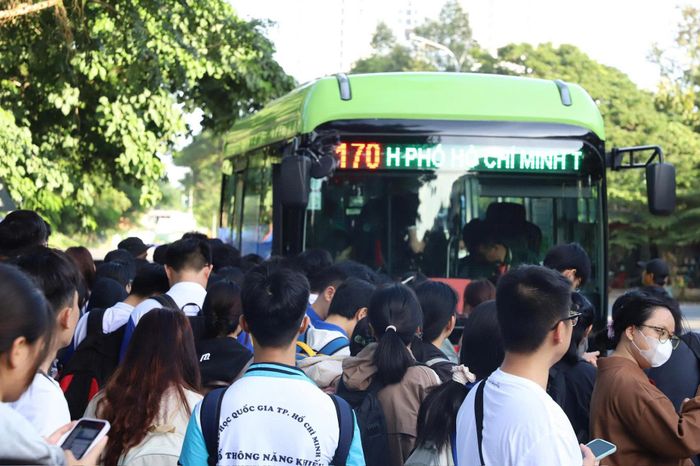  Trung tâm Quản lý giao thông công cộng TPHCM tăng cường xe buýt nhằm giảm tải khu vực trên. Ảnh: QUỐC HÙNG 