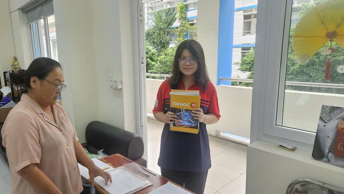 Học sinh Trường THPT Bùi Thị Xuân (phường Bến Thành) nhận SGK vào hôm nay (9-9). Ảnh: THU TÂM