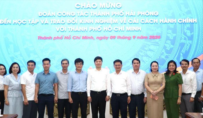 Các đại biểu chụp hình lưu niệm sau buổi làm việc