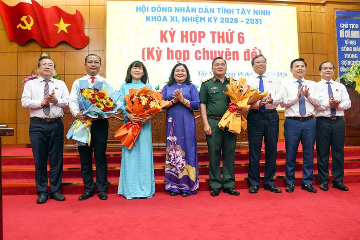 Lãnh đạo tỉnh Tây Ninh tặng hoa chúc mừng các tân Phó Chủ tịch UBND tỉnh, Ủy viên UBND tỉnh
