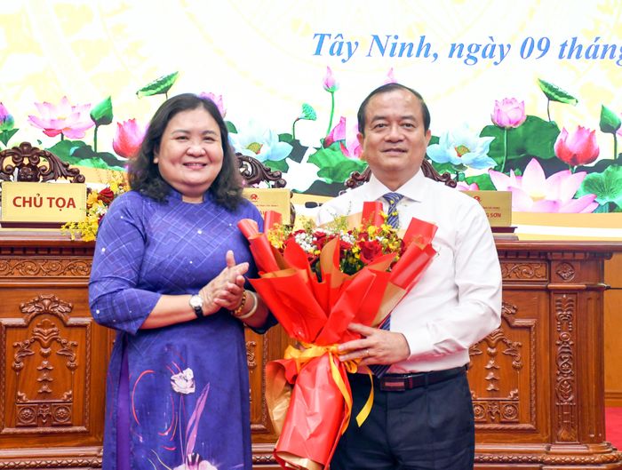 Đồng chí Hồ Thị Hoàng Yến, Ủy viên Trung ương Đảng, Phó Bí thư Thường trực Tỉnh ủy Tây Ninh tặng hoa chúc mừng đồng chí Nguyễn Hồng Thanh