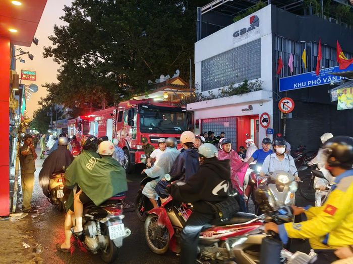 Ảnh hưởng từ vụ cháy khiến giao thông qua khu vực bị ùn ứ. Ảnh: HT