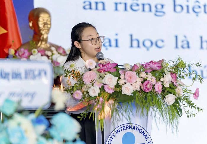  Dương Kim Trân phát biểu tại Lễ khai giảng năm học 2026-2027 của Trường ĐH Quốc tế, ĐHQG TPHCM. 