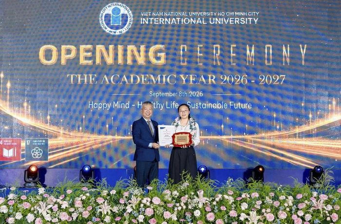 TS Nguyễn Quốc Chính - Phó Hiệu trưởng phụ trách Trường ĐH Quốc tế, vinh danh Dương Kim Trân - Thủ khoa Tuyển sinh năm 2026. 