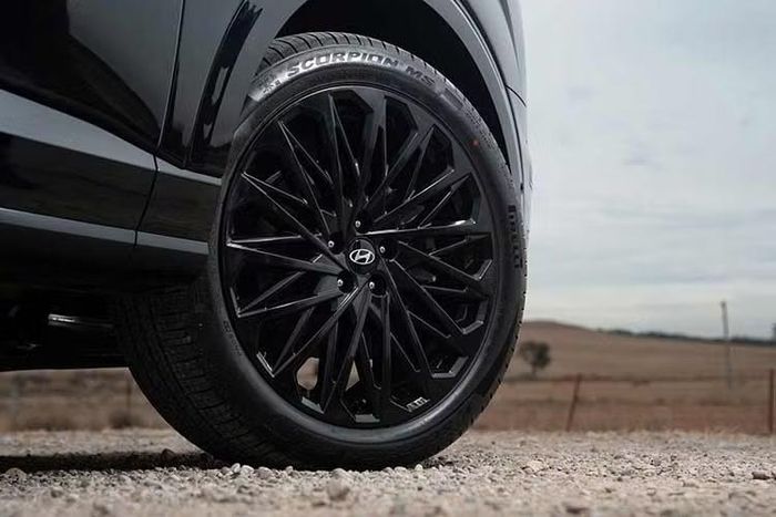 Tại thị trường Australia, Ford Everest, Toyota Prado và Isuzu MU-X là những mẫu SUV quen thuộc với nhóm khách hàng yêu thích các chuyến đi địa hình. Các mẫu xe này đều sử dụng kết cấu body-on-frame, hệ dẫn động 4 bánh.