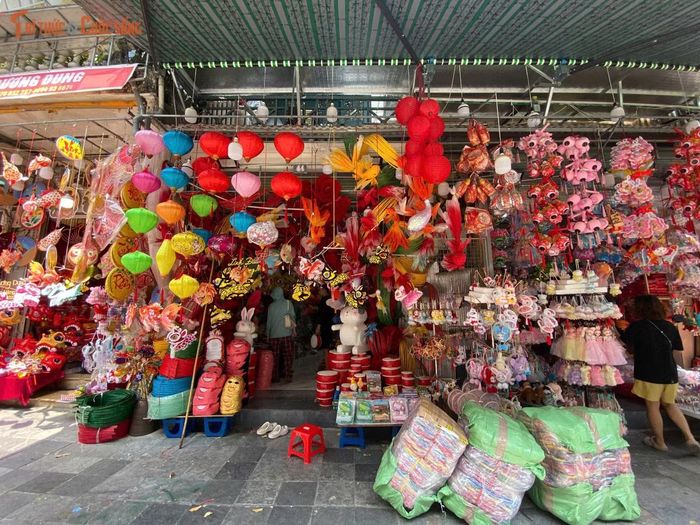 Khảo sát dọc tuyến phố hàng Mã, lượng khách lẻ mua vẫn còn khá hạn chế, chủ yếu là khách nhập sỉ và khách thuê đồ trang trí. Theo chị Thủy - một người bán hàng lâu năm trên phố hàng Mã, sức mua của khách hàng năm nay cầm chừng hơn các năm trước, "lượng đơn hàng sỉ xuất đi các quán cà phê, chuỗi trà sữa trang trí năm nay giảm rõ rệt so với cùng kỳ các năm trước."