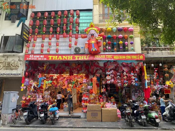 Sau đợt cao điểm ra quân tháo dỡ mái che, biển quảng cáo lấn chiếm cuối năm ngoái, diện mạo tuyến phố Hàng Mã năm nay ghi nhận sự thay đổi rõ nét khi không gian đường phố đã ngăn nắp, quang đãng hơn hẳn.