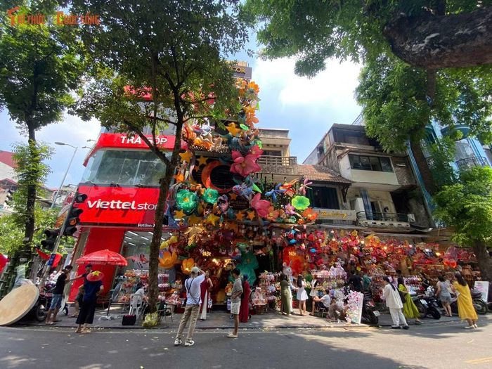 Cửa hàng Bích Decor (78 Hàng Mã) rực rỡ một góc phố khi đầu tư trang trí quy mô lớn lên đến 3-4 tầng với biểu tượng hoa sen khổng lồ, đèn ông sao và cụm lồng đèn đa sắc.
