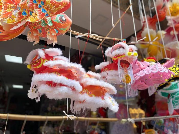 Cận cảnh mẫu lồng đèn "phúc tiểu lân" – món phụ kiện hot trend chiếm lĩnh thị trường Trung thu năm nay nhờ tạo hình ngộ nghĩnh, lông nhung mềm và mắt chớp sinh động.