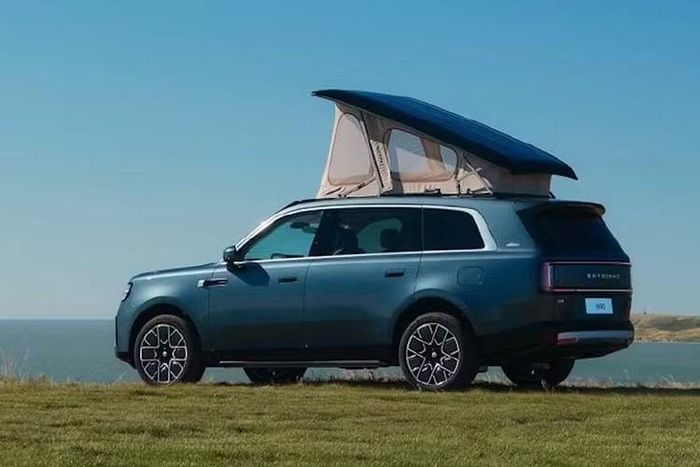Chưa hết, mẫu SUV này còn có hệ số lực cản không khí 0,255 Cd với cửa hút gió tích hợp trên nắp ca-pô, cho phép xe đạt độ sâu lội nước tối đa 750 mm và có khả năng nổi khẩn cấp. Bộ mâm 21 inch cùng thông số lốp 255/45 R21 phía trước và 265/45 R21 phía sau là trang bị tiêu chuẩn.