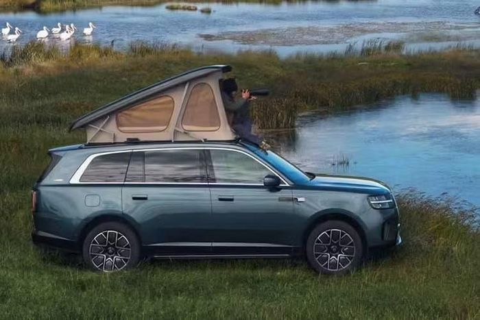 Về ngoại hình, mẫu xe SUV Xiaomi Skynomad N90 Max sở hữu cụm đèn pha “Dragonfly” bố trí hình chữ thập cùng dải đèn LED định vị ban ngày kéo dài. Đèn pha có tầm chiếu xa 624 m và vùng chiếu sáng góc rộng 180° ở chế độ chiếu gần.