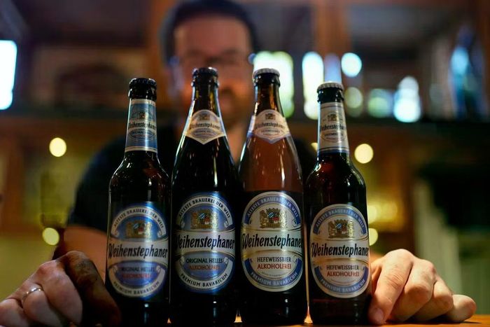 Nhu cầu kết nối xã hội trên bàn tiệc vẫn giữ nguyên, nhưng mức độ tiêu thụ cồn lại có xu hướng giảm mạnh. (Ảnh: Matthias Schrader/AP)