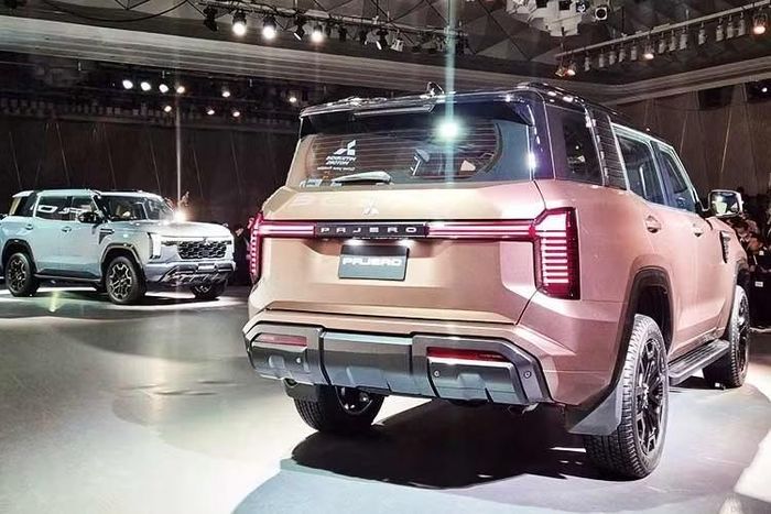 Pajero mới có kích thước dài 4.920 mm, rộng 1.925 mm và cao 1.910 mm, chiều dài cơ sở 2.870 mm. Khoảng sáng gầm đạt 230 mm.