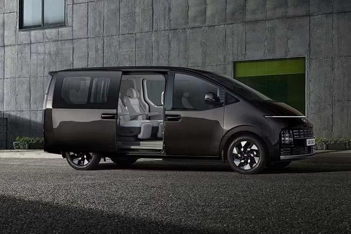 Để phân biệt Staria Electric với các phiên bản dùng động cơ xăng và hybrid, cần nhìn vào phần đầu xe. Tại đây, xe được trang bị cản trước tái thiết kế, lưới tản nhiệt bị che một phần bằng tấm ốp trơn, cổng sạc bổ sung và các cửa chớp đóng/mở chủ động ở hốc hút gió trung tâm. Bộ mâm tối ưu khí động học cùng logo riêng trên cửa cốp khổng lồ hoàn thiện diện mạo của mẫu xe van thuần điện này.