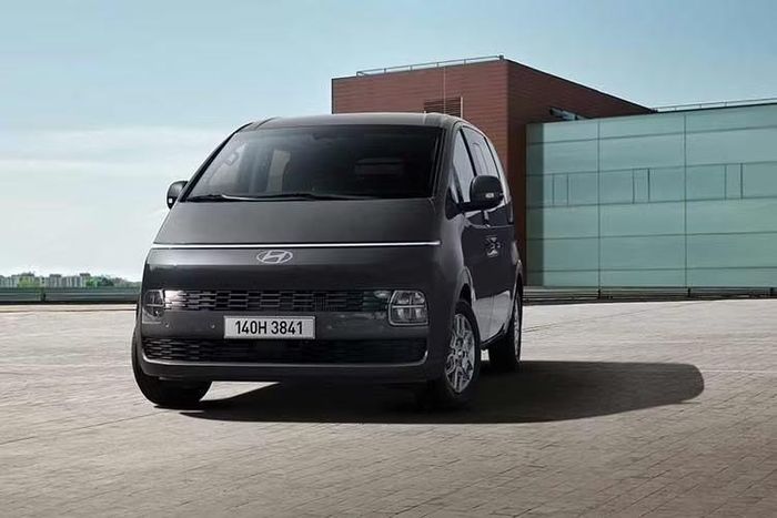 Hyundai Staria Electric 2027 đã ra mắt tại thị trường Hàn Quốc vào đầu năm nay cùng phiên bản dùng động cơ đốt trong. Giờ đây, mẫu xe van này đã đến châu Âu, nơi Hyundai định vị xe như đối thủ cạnh tranh của Volkswagen ID. Buzz. So với đối thủ, Staria Electric là mẫu xe lớn hơn ở mọi kích thước quan trọng, mang đến nhiều không gian hơn cho hành khách và hành lý.