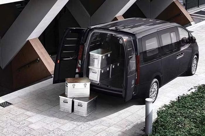"Trái tim" của mẫu xe van này là 1 mô-tơ điện đặt ở cầu trước, sản sinh công suất tối đa 215 mã lực. Năng lượng được lưu trữ trong bộ pin 84 kWh, cho phạm vi hoạt động tối đa 430 km theo tiêu chuẩn WLTP.