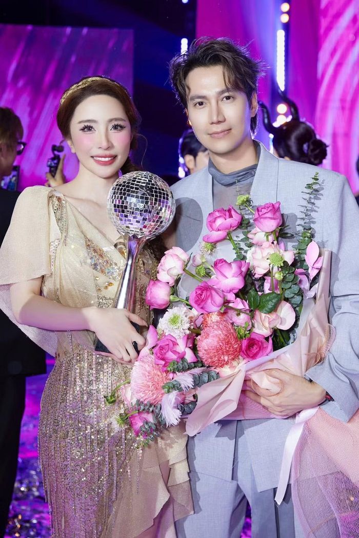 Việt Anh từng mang hoa đến chúc mừng Quỳnh Nga khi cô giành ngôi quán quân “Bước nhảy hoàn vũ” vào tháng 1/2025. Ảnh: FB Việt Anh.