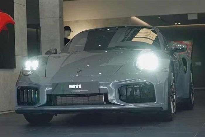Điểm khác biệt của hệ thống T-Hybrid trên Porsche 911 Turbo S 992.2 nằm ở cách khai thác các thành phần điện để hỗ trợ động cơ xăng . Hai eTurbo giúp cải thiện phản ứng tăng áp, còn mô-tơ điện bổ sung lực kéo tức thời, qua đó tăng độ nhạy chân ga và hiệu quả truyền động.