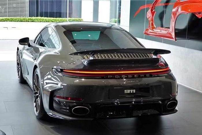 Khả năng tăng tốc cũng được cải thiện đáng kể. Xe chỉ cần 2,5 giây để tăng tốc từ 0-100 km/h, nhanh hơn bản tiền nhiệm 0,2 giây. Thời gian tăng tốc từ 0-200 km/h là 8,4 giây, còn vận tốc tối đa được công bố ở mức 322 km/h.