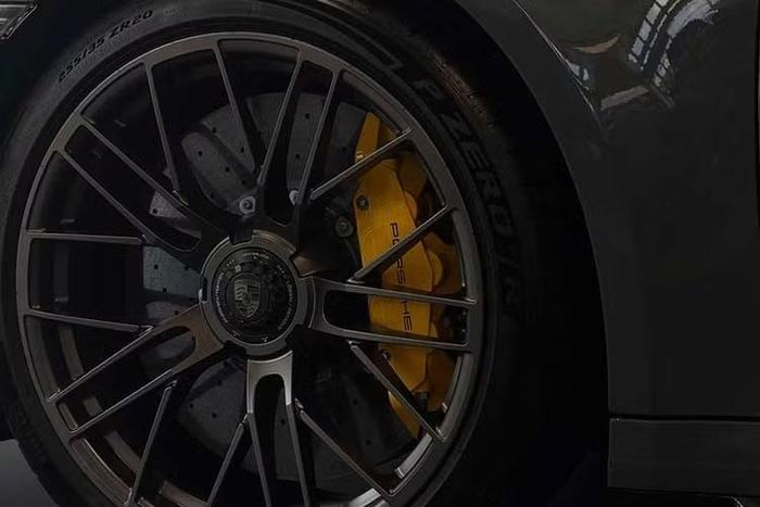 Về thiết kế, bản nâng cấp mới vẫn giữ những đặc trưng quen thuộc của 911 Turbo như phần thân nở rộng, khe lấy gió bố trí hai bên và cánh gió sau kích thước lớn. Bộ vành sử dụng thiết kế khóa tâm, với đường kính 20 inch ở trục trước và 21 inch phía sau. Một số chi tiết đặc trưng của Turbo S được xử lý bằng sắc Turbonite, tông màu Porsche sử dụng để tạo dấu ấn riêng cho các phiên bản Turbo.