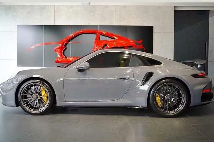 Điểm đáng chú ý trên 911 Turbo S mới là sự xuất hiện của hệ truyền động T-Hybrid, đánh dấu lần đầu phiên bản Turbo S được điện hóa. Đây cũng là biến thể cao cấp nhất trong dòng 911 Turbo hiện nay. Giá niêm yết của 911 Turbo S Coupe tại Việt Nam hiện ở mức 18,9 tỷ đồng, đã tính VAT. Cấu hình tiêu chuẩn đi kèm hệ dẫn động bốn bánh cùng hộp số tự động.