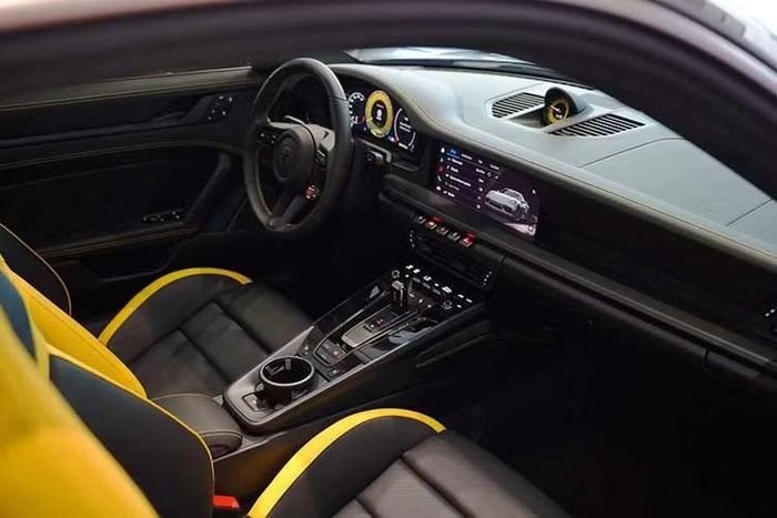 Danh sách trang bị sẵn có trên xe khá phong phú, gồm hệ thống treo chủ động Porsche Active Suspension Management, công nghệ khí động học thích ứng và bộ phanh gốm carbon PCCB. Khoang lái còn được trang bị ghế thể thao Adaptive Sports Seats Plus, trong khi hệ thống âm thanh BOSE Surround Sound đảm nhiệm nhu cầu giải trí.