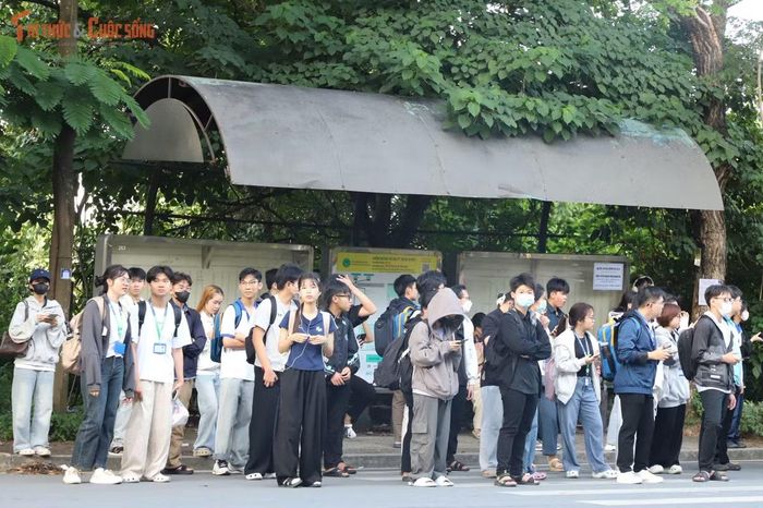 Tại các trạm rất đông sinh viên chờ xe buýt di chuyển đến.