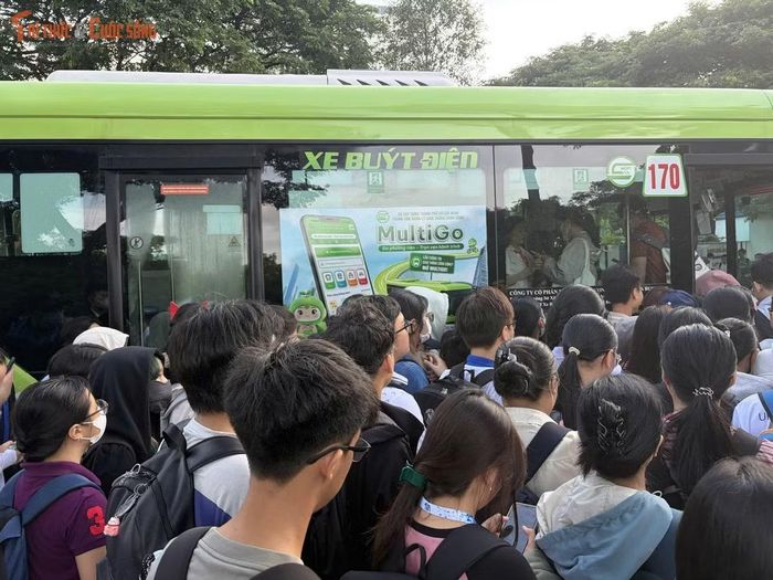 Không thể lên xe buýt và lo trễ giờ điểm danh, một số sinh viên buộc phải chuyển sang đặt xe ôm công nghệ hoặc đi xe ôm truyền thống dù chi phí cao hơn. Đến hơn 8h, khi sinh viên đã vào lớp, áp lực tại các trạm xe buýt dần hạ nhiệt.