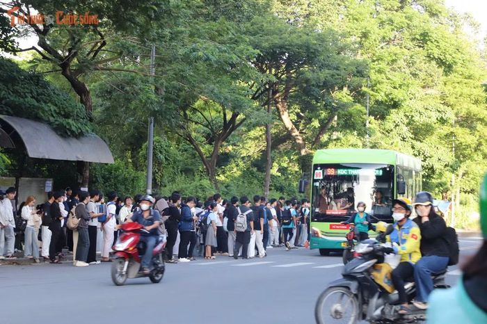 Trạm xe buýt KTX Khu B chật kín sinh viên. Dòng người xếp hàng kéo dài hàng chục mét, có thời điểm tràn xuống lòng đường.
