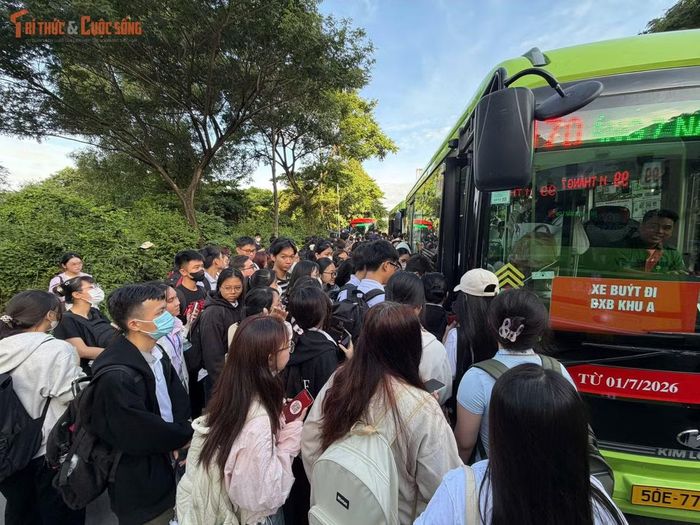 Ghi nhận, sáng 9/9, các trạm xe buýt phía trước KTX khu B, Đại học Quốc gia TP HCM chật kín sinh viên đứng chờ từ sáng sớm.