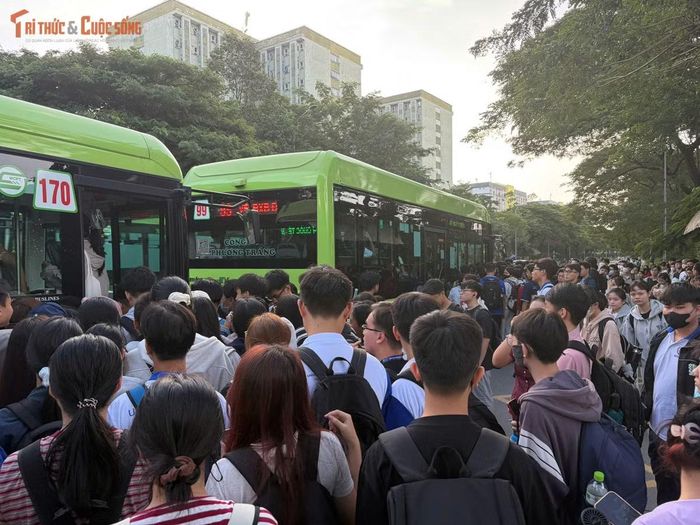 Tuy nhiên cũng có không ít sinh viên vẫn không thể lên xe buýt vì phương tiện đã kín chỗ.