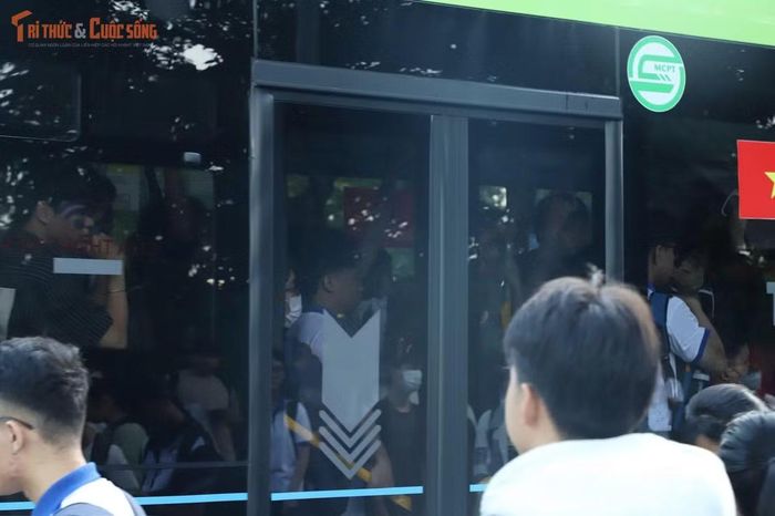 Những chuyến xe xuất phát từ KTX Khu B nhanh chóng kín chỗ, khiến sinh viên tại các trạm phía sau phải đứng chờ trong thời gian dài.