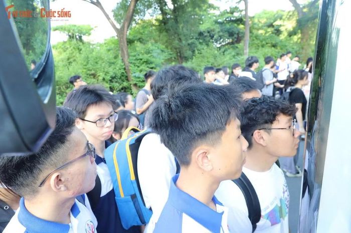 Nhân viên xe buýt thông báo hết chỗ, đóng cửa xe khi nhiều sinh viên vừa tiến đến khu vực lên xuống. Do lượng người đi đông, các sinh viên phải chờ đến chuyến xe sau.