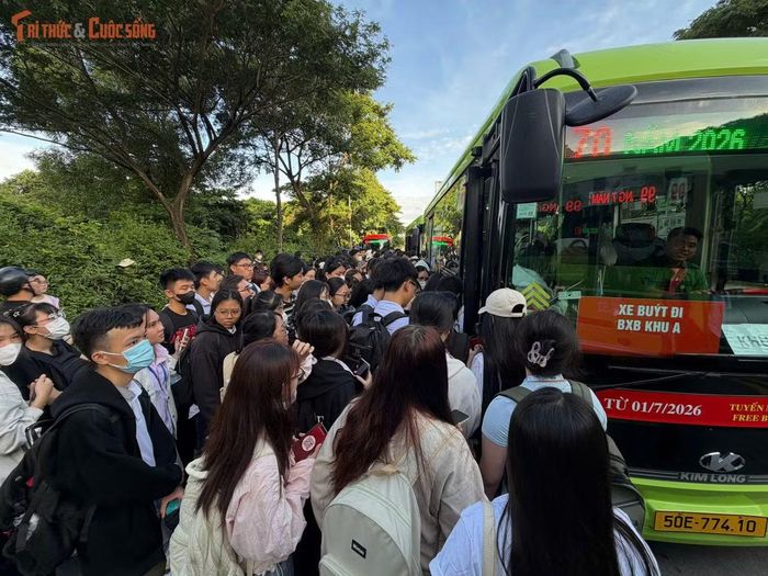 Có trường hợp phải chờ 3-4 lượt xe ghé vào trạm mới lên xe được.
