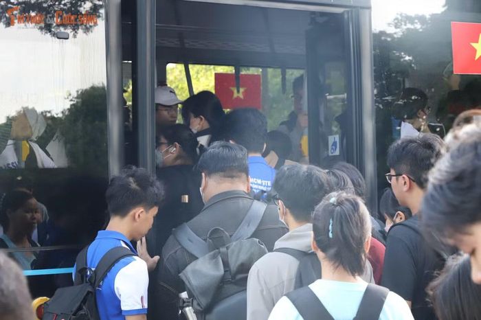 Hiện có 12 tuyến xe buýt kết nối trực tiếp với Đại học Quốc gia TP HCM. Một số tuyến đi ngang qua khu vực, gồm: 8, 10, 19, 33, 50, 52, 53, 60-5, 99, 166, 170, 61-77. Trong đó, đi ngang khu vực KTX khu B có tuyến 99, 53, 60-5.