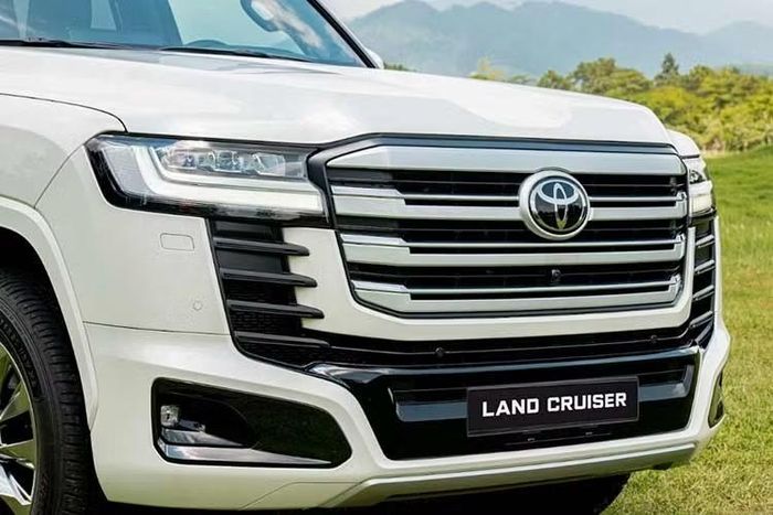 Theo Toyota, mức tiêu thụ nhiên liệu kết hợp của Land Cruiser 300 HEV đạt 10 lít/100 km, giảm khoảng 22,7% so với mức 12,94 lít/100 km của phiên bản động cơ xăng. Trong điều kiện đô thị, mức tiêu thụ được công bố giảm từ 18,6 xuống 13,7 lít/100 km.