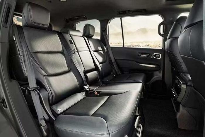 So với phiên bản động cơ xăng, Land Cruiser 300 HEV được bổ sung trợ lực lái điện, sạc không dây và hàng ghế thứ hai gập 60:40 kết hợp bệ tỳ tay. Xe cũng có hệ thống đèn chiếu xa tự động AHB nhằm cải thiện khả năng quan sát khi di chuyển ban đêm.