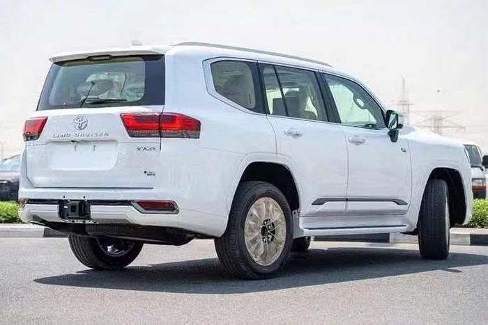 Trang bị an toàn trên Land Cruiser 300 HEV gồm gói Toyota Safety Sense, cùng các hệ thống hỗ trợ như cảnh báo tiền va chạm, kiểm soát hành trình chủ động, hỗ trợ giữ làn đường và quản lý động lực học tích hợp VDIM.
