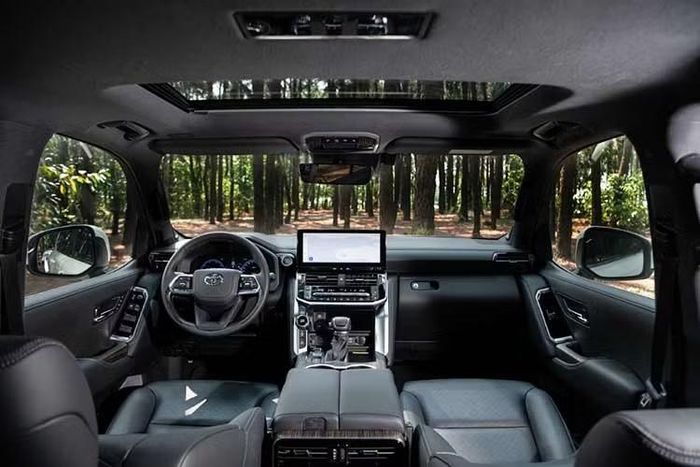 Bên cạnh hệ dẫn động 4 bánh toàn thời gian, Land Cruiser 300 HEV tiếp tục được trang bị các công nghệ hỗ trợ địa hình như Multi-Terrain Select, Crawl Control và Multi-Terrain Monitor.