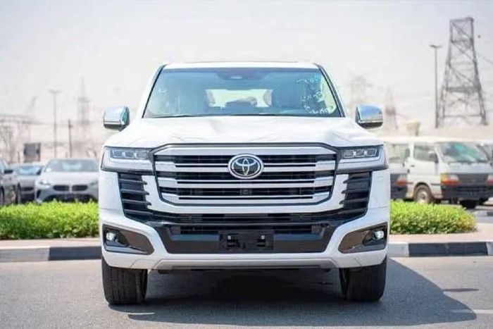 Land Cruiser 300 HEV được nhập khẩu nguyên chiếc từ Nhật Bản, cung cấp 3 màu ngoại thất gồm Trắng ngọc trai, Đen 202 và Đen 218, cùng 2 lựa chọn nội thất màu Đen hoặc Be. Giá bán lẻ đề xuất của Toyota Land Cruiser 300 HEV tại Việt Nam từ 4,71 tỷ đồng (đã bao gồm VAT).