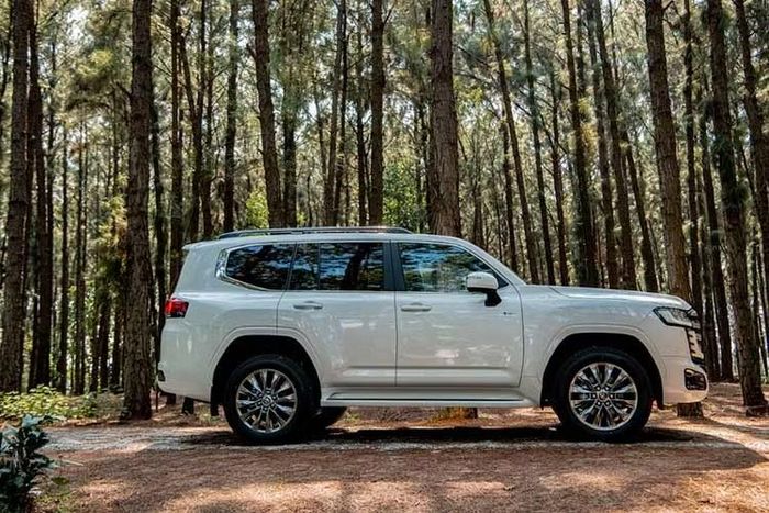 Toyota Land Cruiser 300 HEV 2026 tiếp tục sử dụng nền tảng GA-F với kết cấu khung gầm rời, kết hợp với công nghệ hiện đại. Xe có kích thước và thiết kế tổng thể tương đồng phiên bản động cơ xăng, đồng thời được bổ sung một số chi tiết nhận diện riêng ở cản trước, cản sau.