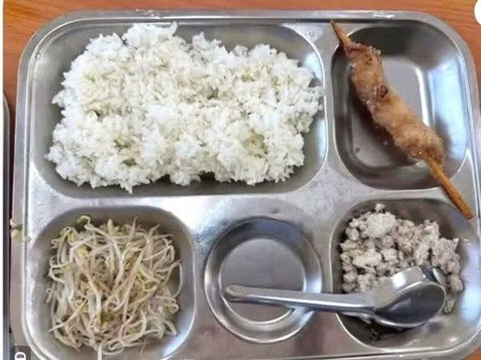 Suất cơm bán trú ngày 7/9 của học sinh trường Tiểu học Trung Giã (xã Trung Giã, Hà Nội). (Ảnh: Phụ huynh cung cấp)
