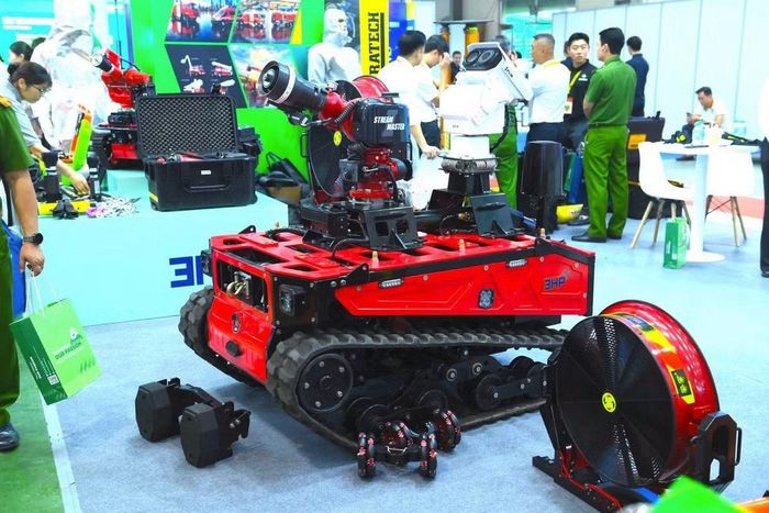 Đặc biệt, Tọa đàm quốc tế là nơi các nhà khoa học, chuyên gia và doanh nghiệp cùng hiến kế phát triển công nghiệp PCCC và CNCH Việt Nam. Mục tiêu là đưa lĩnh vực này trở thành một ngành quan trọng trong công nghiệp an ninh quốc gia, đủ sức vươn ra khu vực và thế giới. Đó cũng chính là tinh thần mà chúng ta cùng hướng tới tại Triển lãm năm nay: Kết nối để cùng phát triển, hợp tác để cùng an toàn.