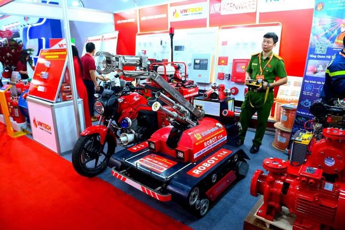 Đồng chí Cục trưởng tin tưởng Triển lãm sẽ mở ra nhiều cơ hội hợp tác thiết thực và bền vững. Đầu tư cho công nghiệp PCCC và CNCH hôm nay chính là đầu tư cho an toàn, sự bình yên và phát triển bền vững của đất nước ngày mai.