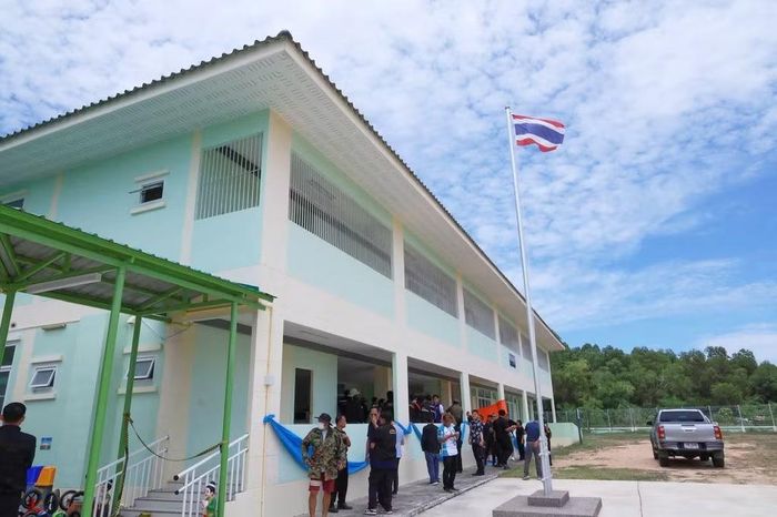Các sĩ quan cảnh sát có mặt tại trường mẫu giáo Nongplalai sau vụ nổ súng khiến một giáo viên thiệt mạng ở Chonburi, Thái Lan, ngày 9/9/2026. Ảnh: Phòng Quan hệ Công chúng Chính quyền Chonburi/AP.