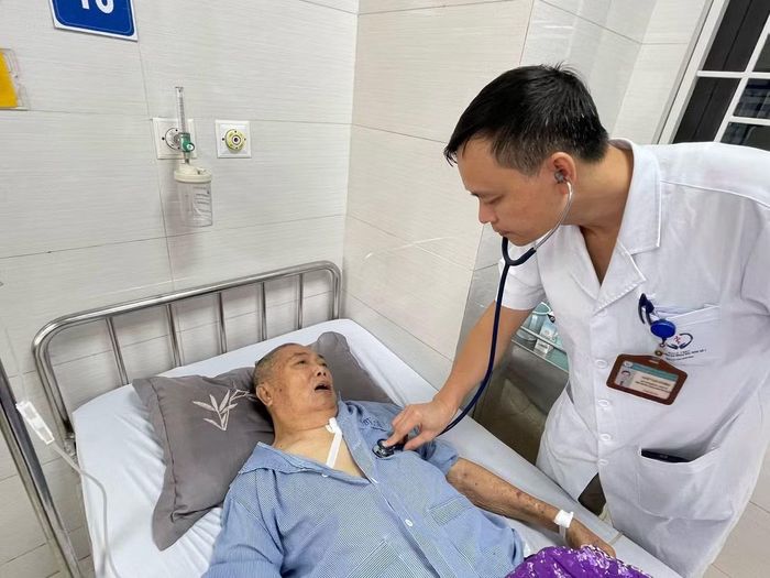 Bác sĩ thăm khám cho bệnh nhân - Ảnh BVCC