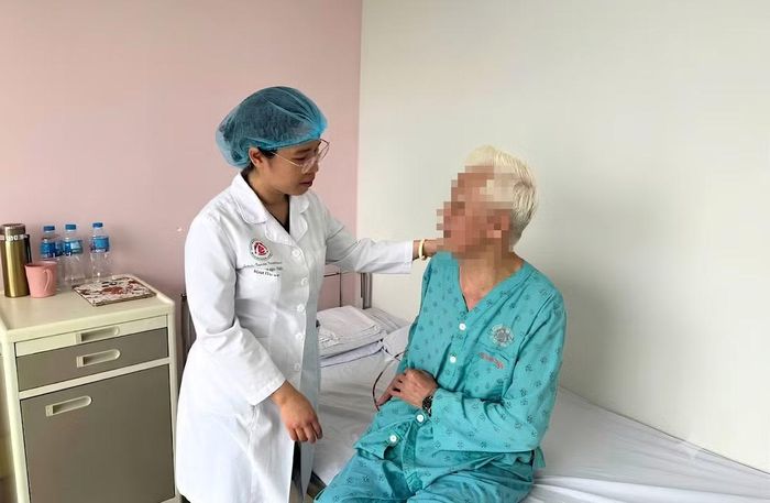 Bác sĩ thăm hỏi người bệnh - Ảnh BVCC
