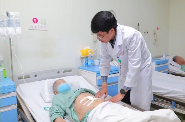 Bác sĩ thăm khám cho bệnh nhân sau phẫu thuật - Ảnh BVCC