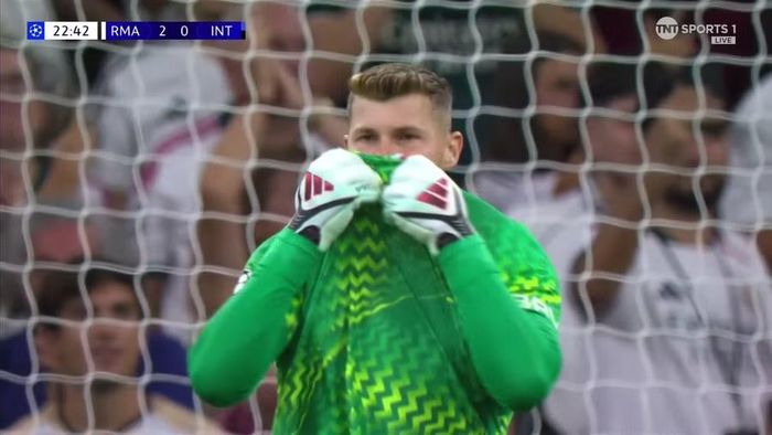 Thủ môn Josep Martinez thất thần sau sai lầm giúp Federico Valverde ghi bàn thứ 2 cho Real Madrid. Ảnh: TNT Sports/The Sun.